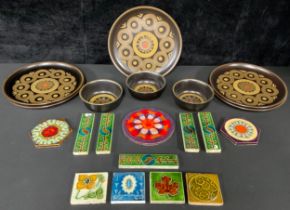 A set of five Denby Arabesque pattern dinner plates, three bowls; assorted small Staffordshire