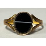 A Victorian 22ct gold mourning ring, set with a polished oval agate, the reverse with window