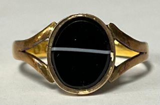 A Victorian 22ct gold mourning ring, set with a polished oval agate, the reverse with window