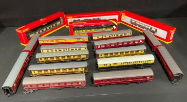 Toys & Juvenalia, Trains, OO Gauge - a collection of Hornby Railways and Tri-ang boxed and unboxed
