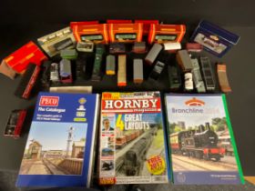 Toys & Juvenalia, Trains, OO Gauge - a collection of boxed and unboxed wagons and rolling stock,