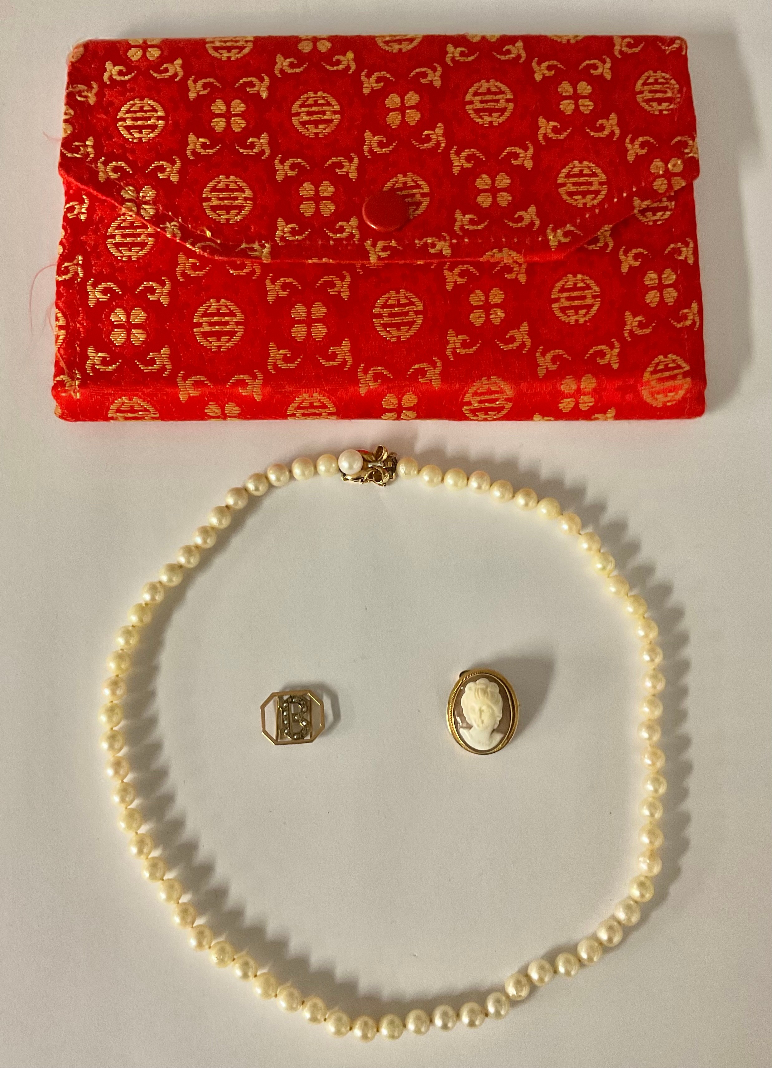 A single strand of cultured pearls, 14k gold clasp, marked 585, made in China, with red pouch; an