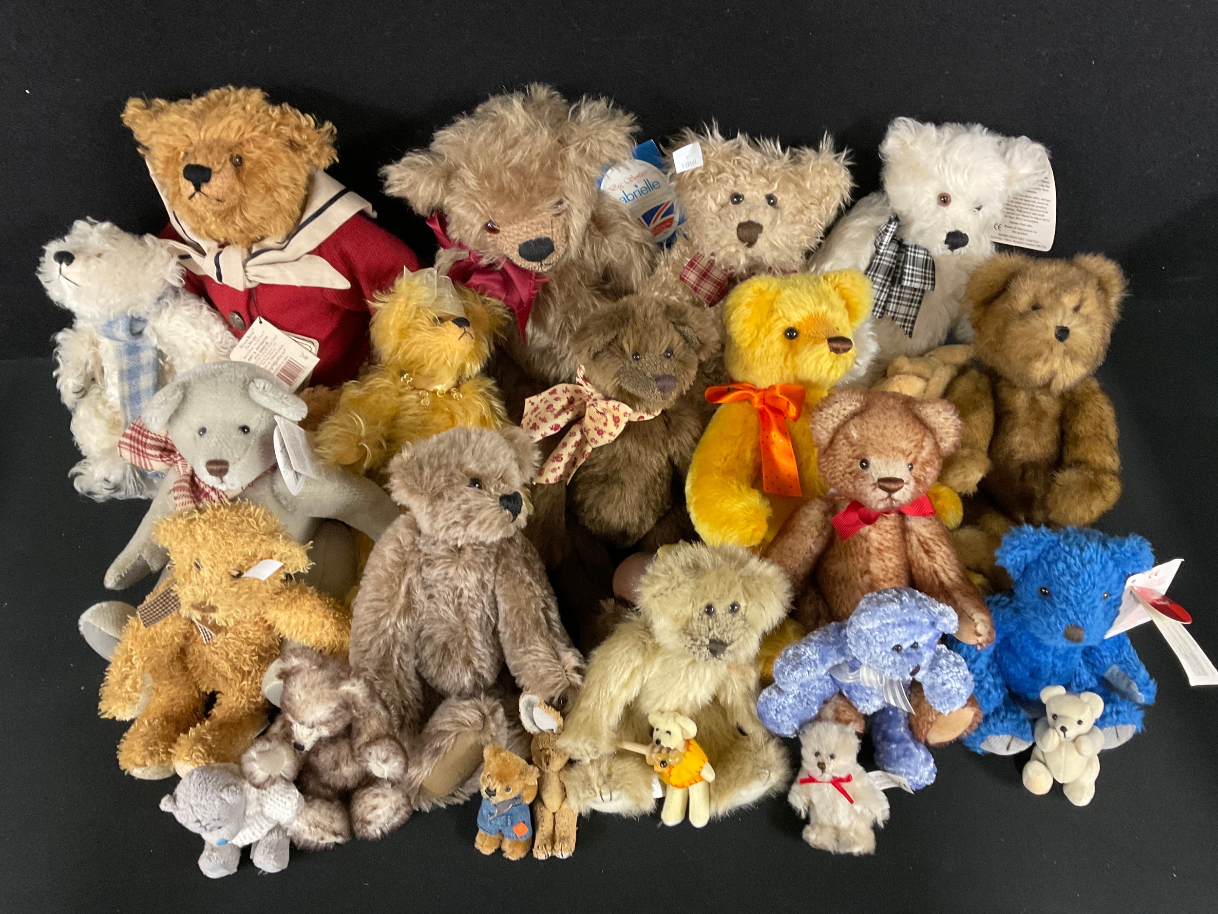 Toys & Juvenalia - a collection of contemporary teddy bears, various manufacturers including Gund,