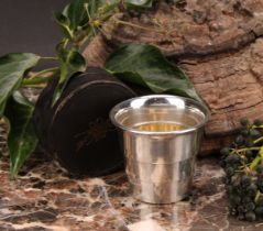 An early 20th century silver plated collapsible travelling beaker or stirrup cup, 6cm high, the