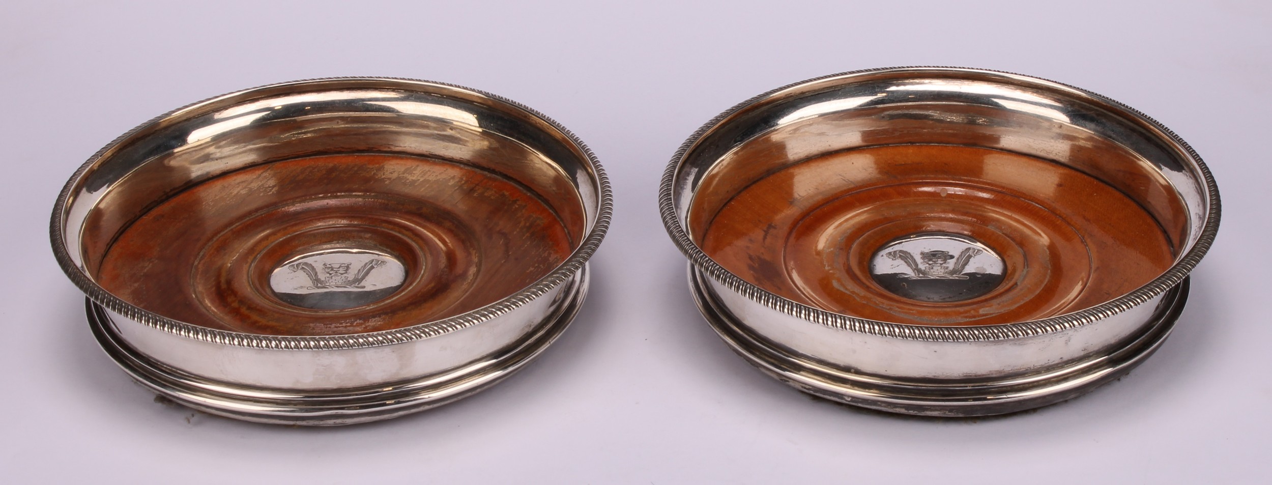 A pair of George III silver wine coasters, gadrooned border, draught-turned base, central crested - Bild 2 aus 6