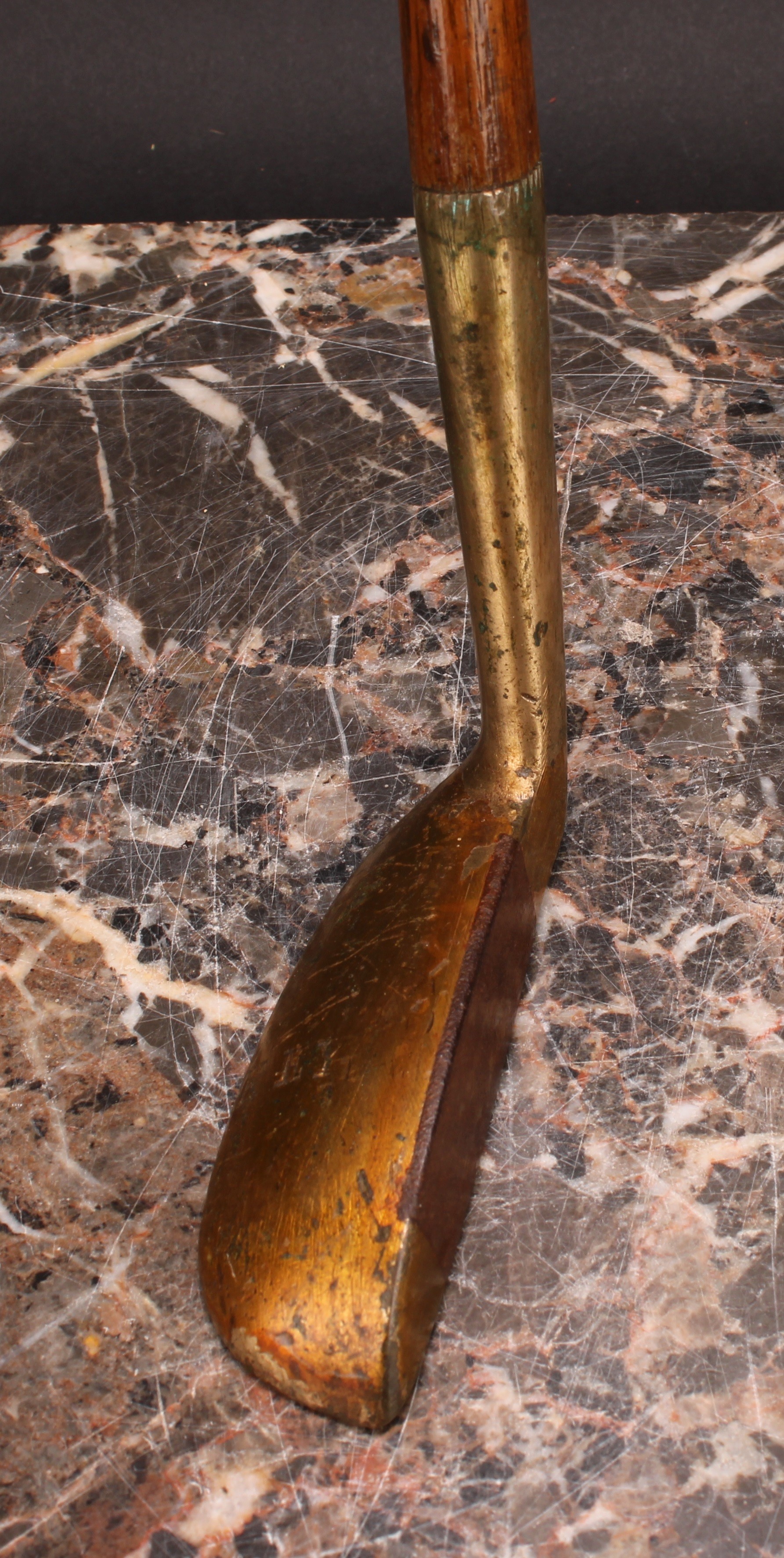 Golf Club - an early 20th century putter, lacquered brass finish, inlaid iron sole, hickory shaft, - Bild 2 aus 4