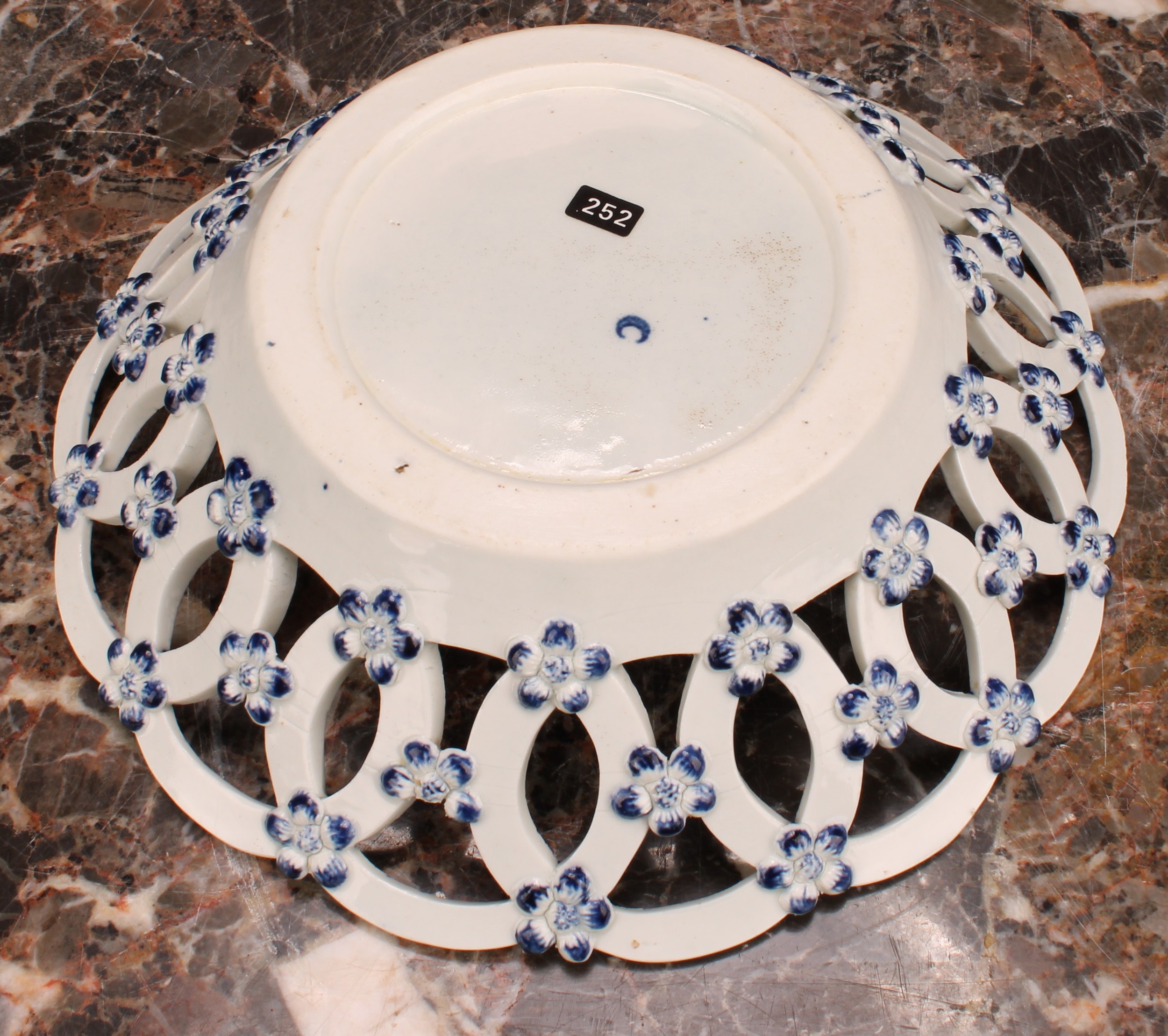 A Worcester Pine Cone pattern shaped circular basket, printed in underglaze blue with peony - Image 5 of 6
