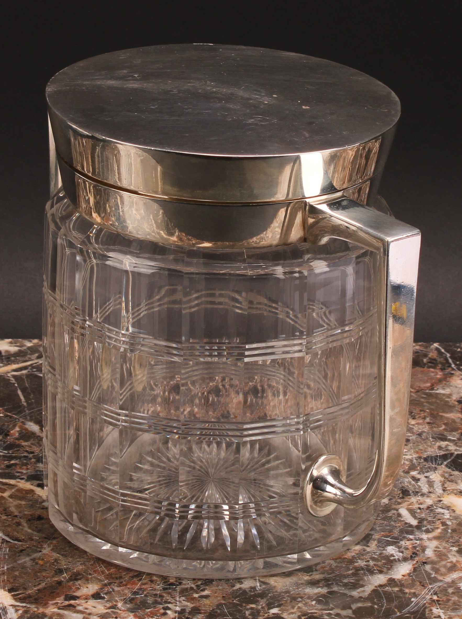 An Arts and Crafts E.P.N.S mounted clear glass biscuit box, of Christopher Dresser influence, hinged - Image 4 of 4