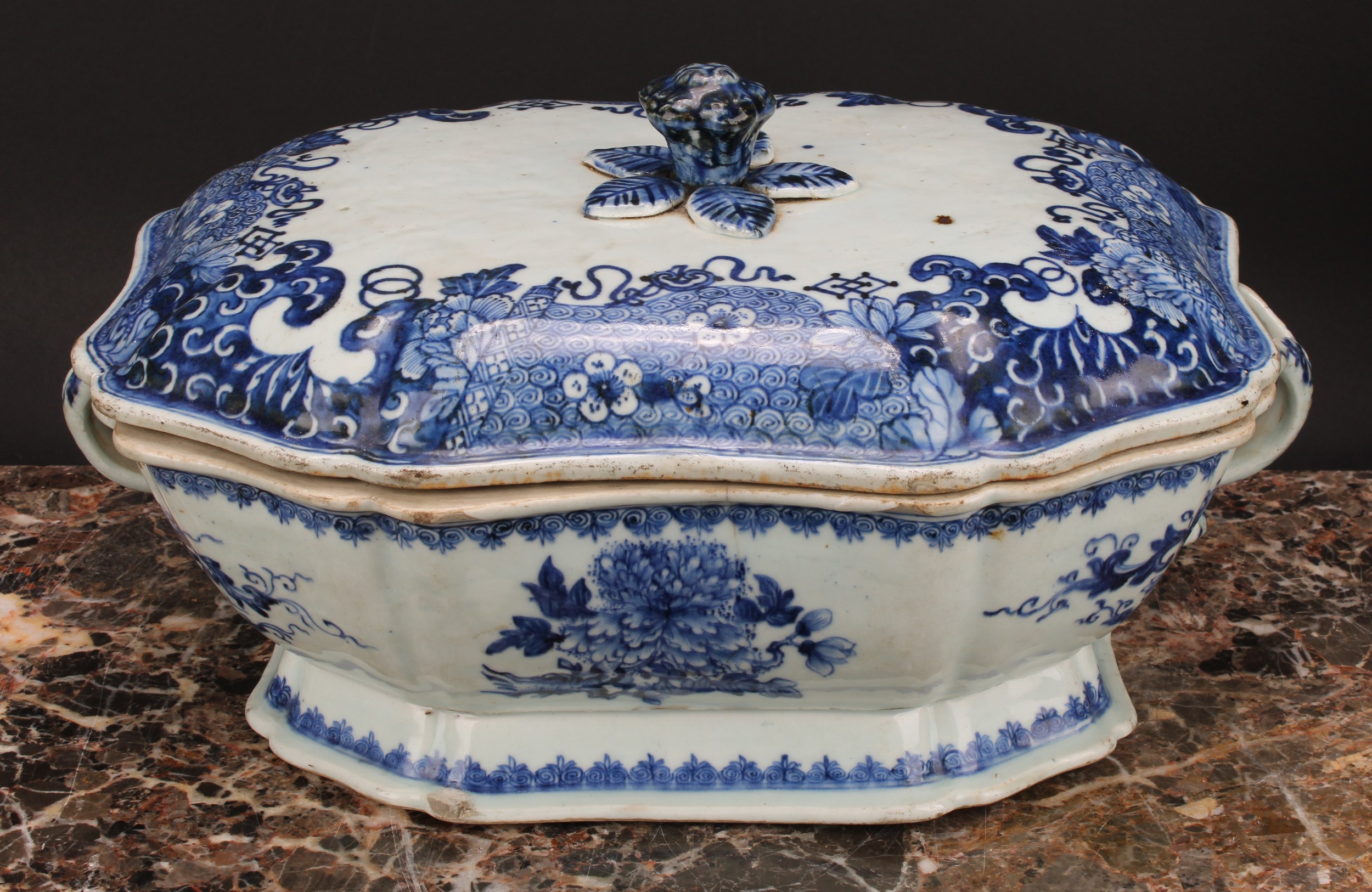 A Chinese Export porcelain canted shaped rectangular tureen and cover, painted in underglaze blue - Image 2 of 4