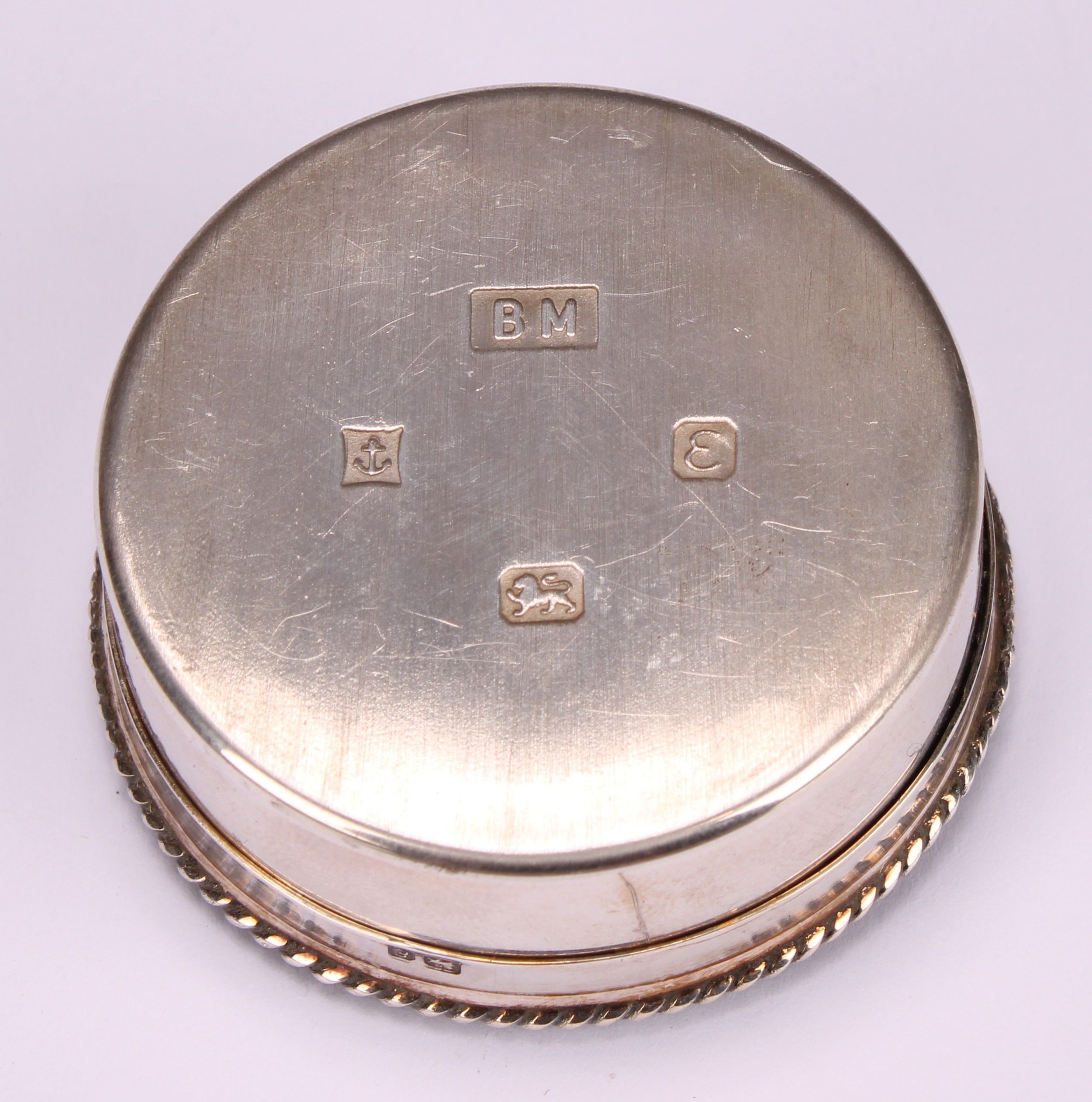 An Elizabeth II silver circular trinket box, the push-fitting cover in relief with a squirrel, - Image 5 of 5