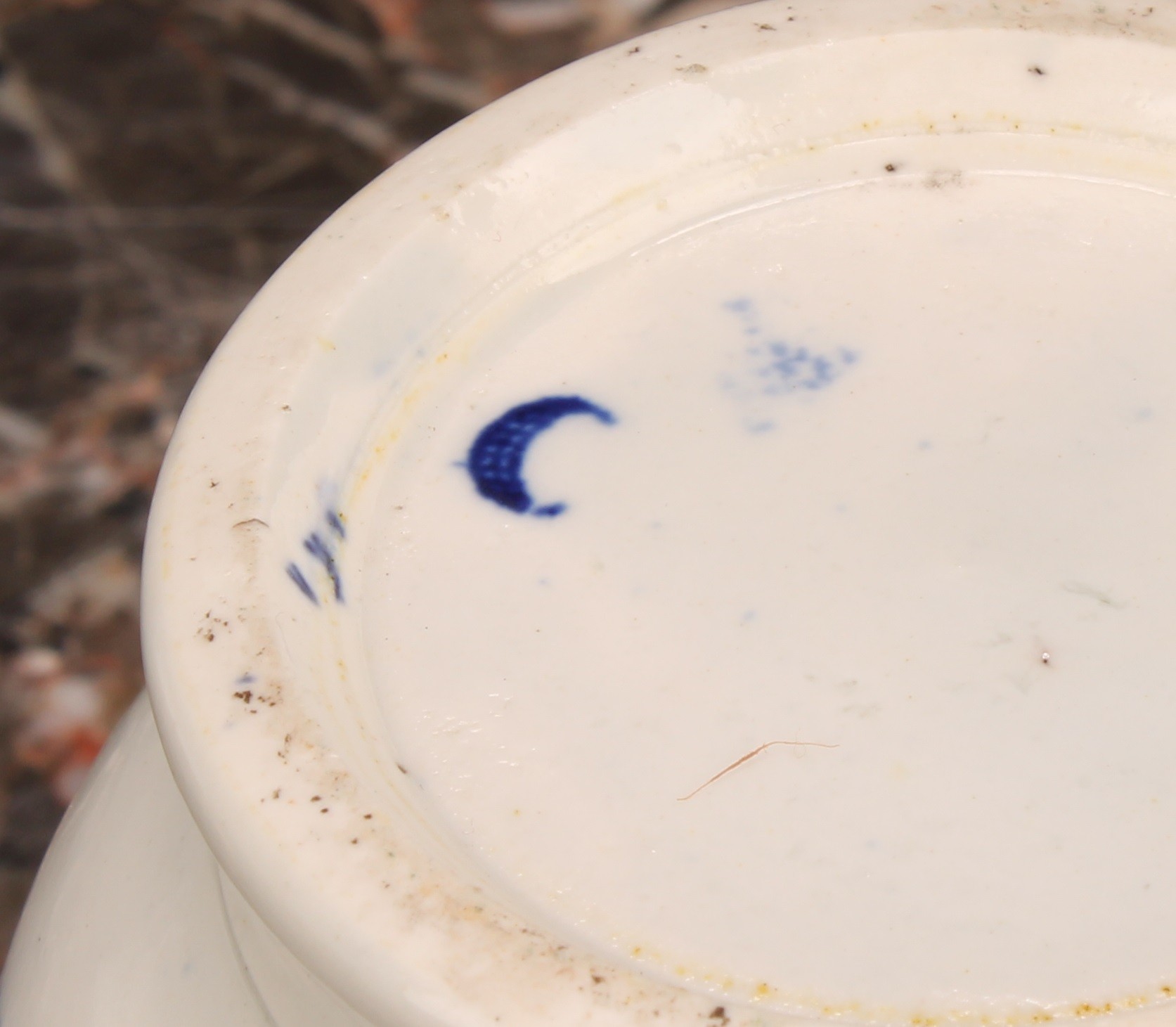 A Worcester spittoon, the broad rim decorated in underglaze blue with Ribbon Root pattern, the sides - Image 4 of 4