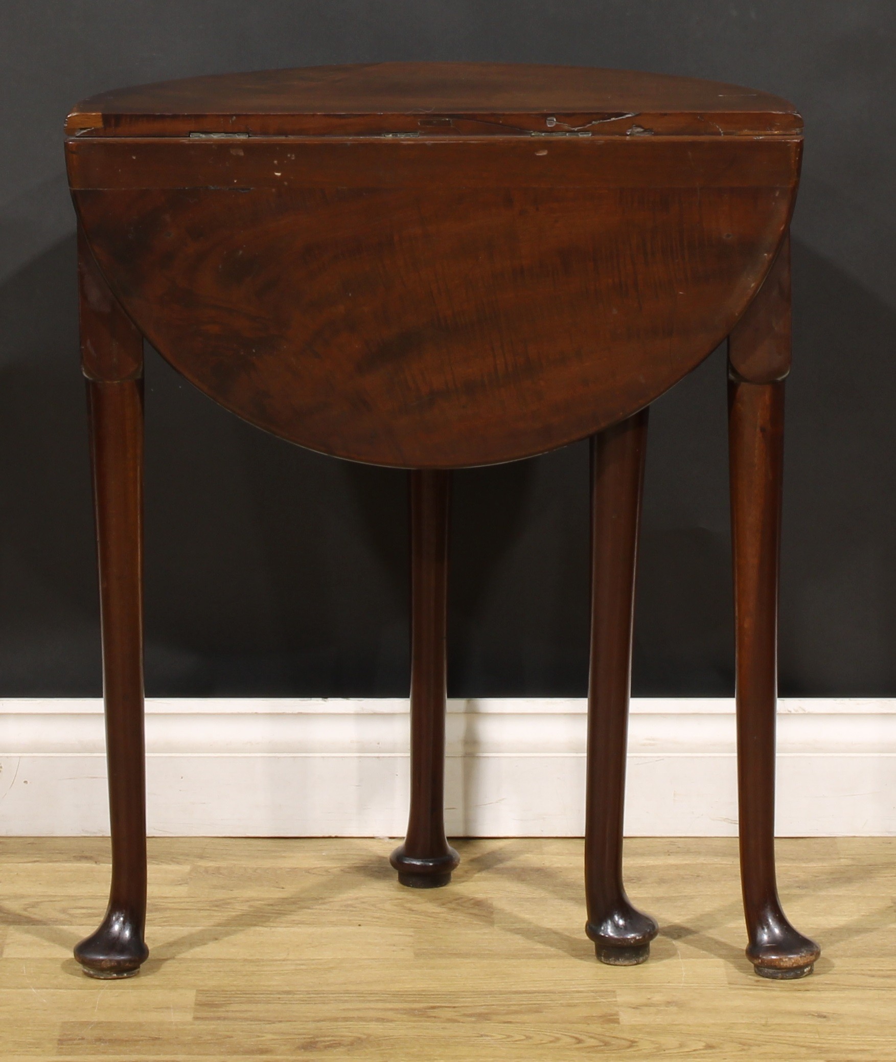 A 19th century mahogany gateleg lamp or occasional table, fall leaf, straightened cabriole legs, pad - Image 6 of 6