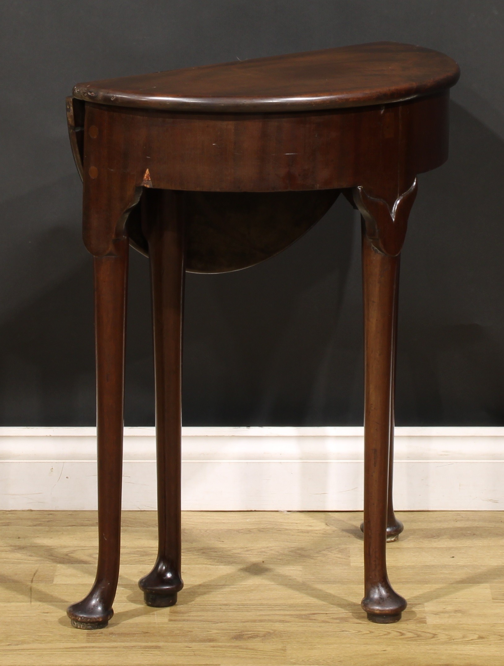 A 19th century mahogany gateleg lamp or occasional table, fall leaf, straightened cabriole legs, pad - Image 4 of 6