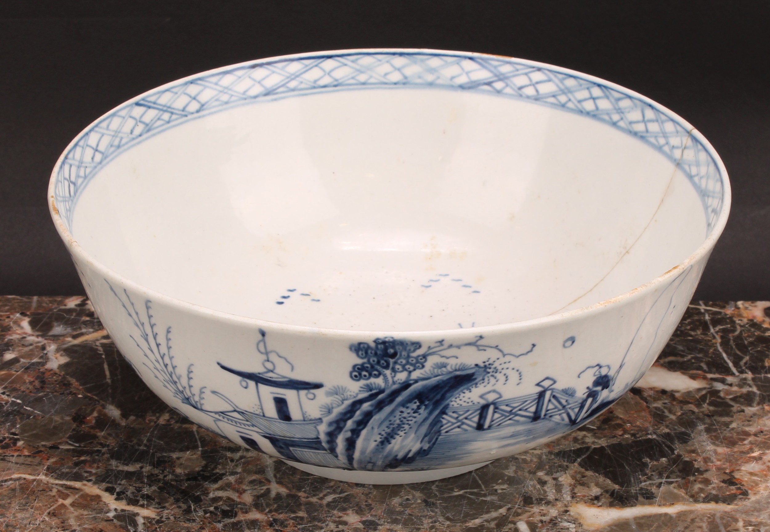 A Chaffers Liverpool punch bowl, painted in Chinoiserie style in underglaze blue, with a - Bild 3 aus 11