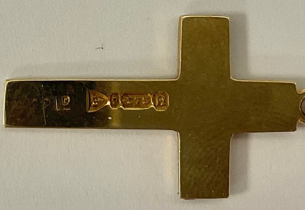 A 9ct gold cross pendant and chain, marked 375, 2.9g - Image 2 of 2