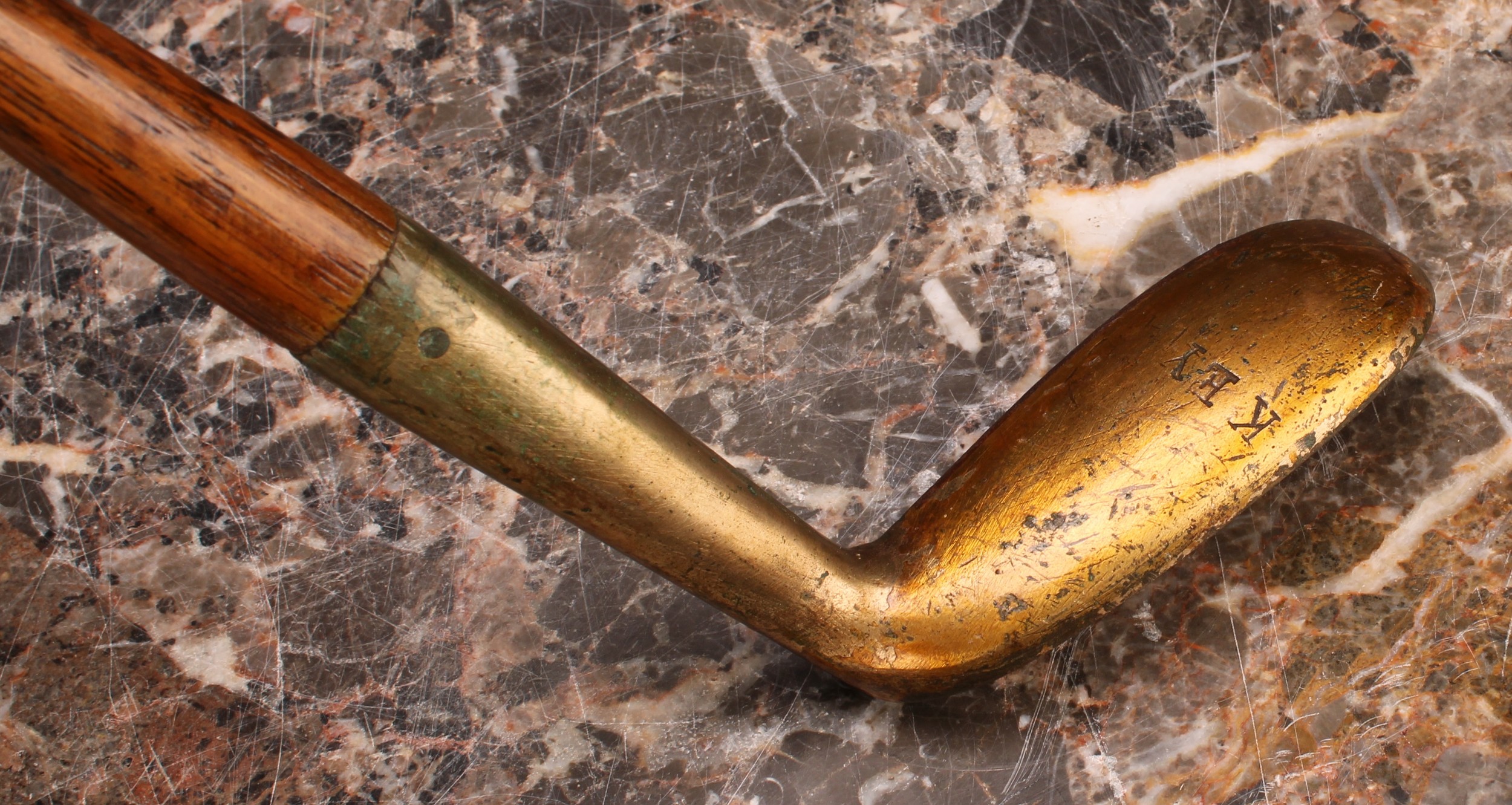 Golf Club - an early 20th century putter, lacquered brass finish, inlaid iron sole, hickory shaft, - Bild 3 aus 4