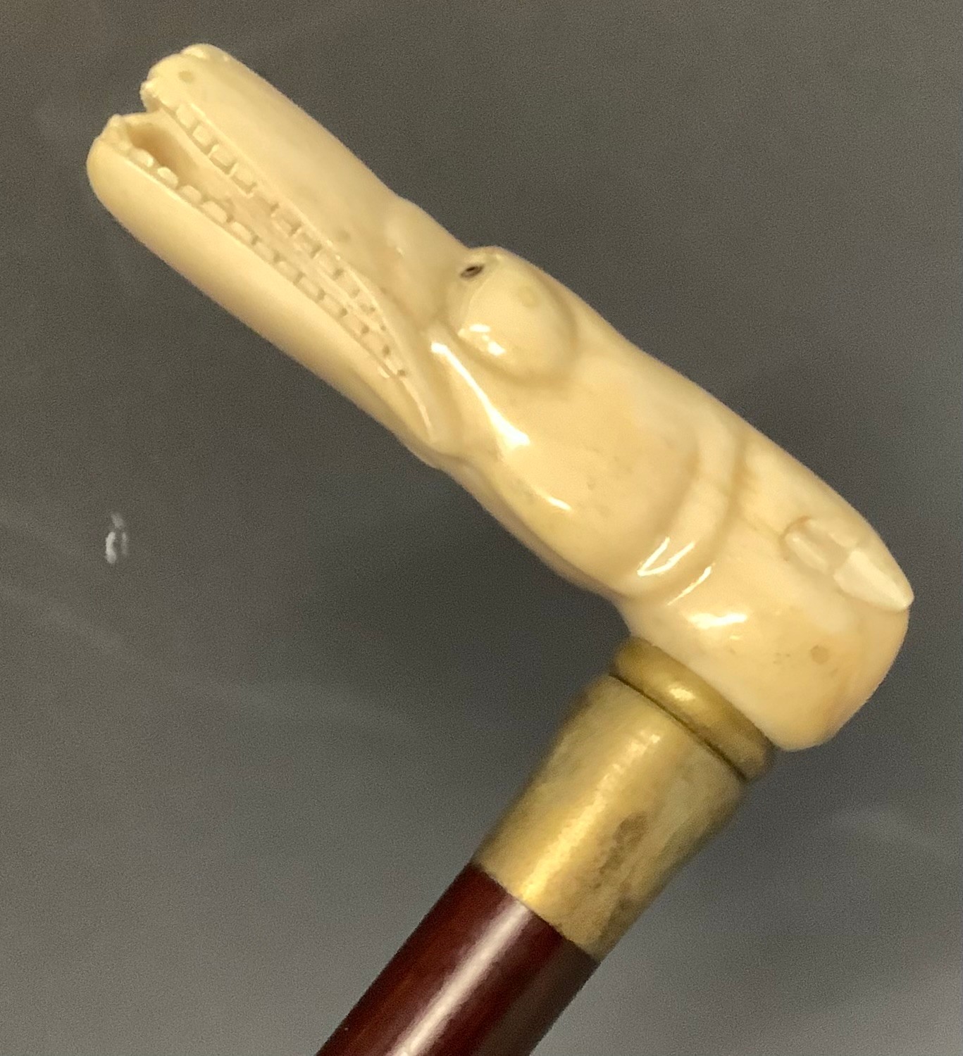 A contemporary carved bone handled walking stick, the handle as the head of a dog, 84cm long - Image 2 of 3