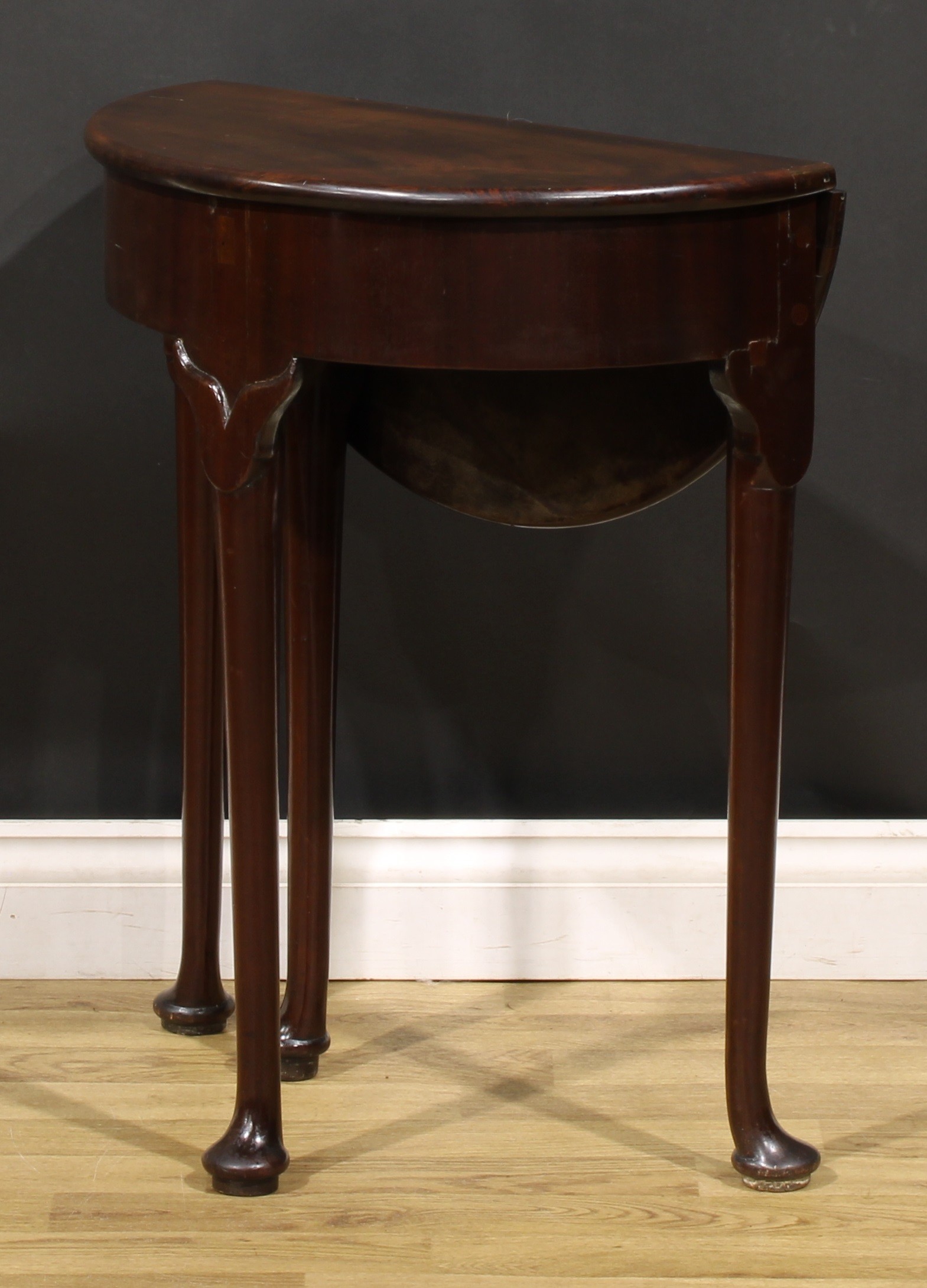 A 19th century mahogany gateleg lamp or occasional table, fall leaf, straightened cabriole legs, pad - Image 5 of 6