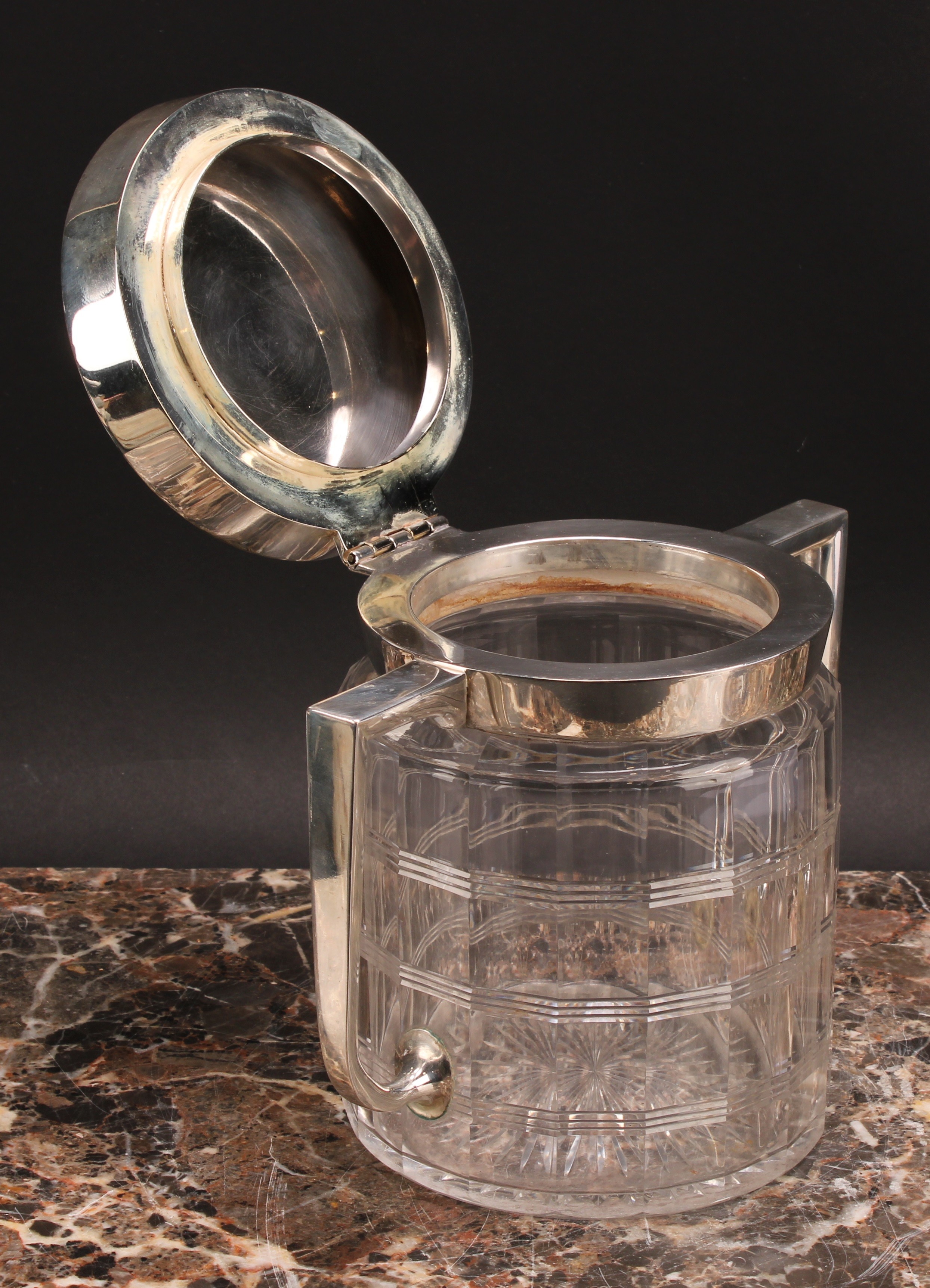 An Arts and Crafts E.P.N.S mounted clear glass biscuit box, of Christopher Dresser influence, hinged - Image 3 of 4