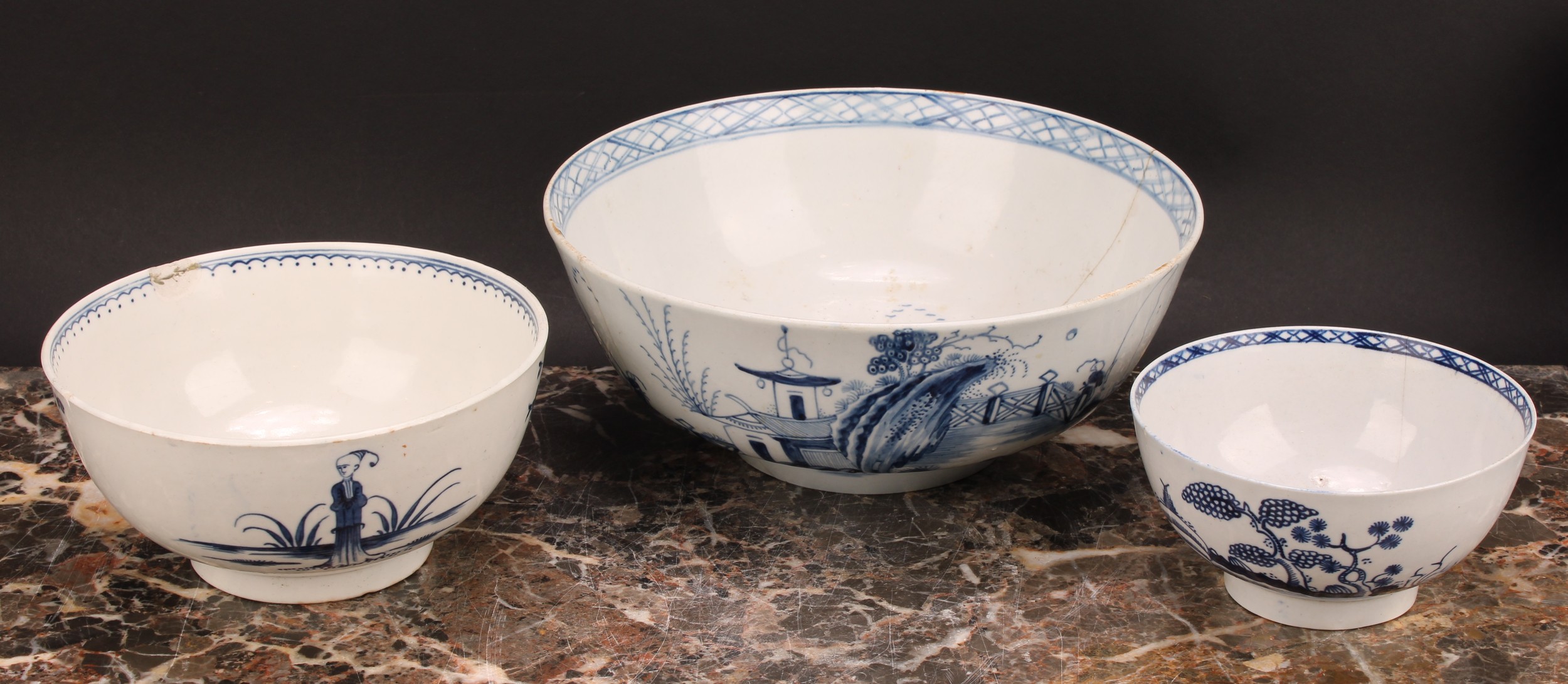 A Chaffers Liverpool punch bowl, painted in Chinoiserie style in underglaze blue, with a - Bild 2 aus 11