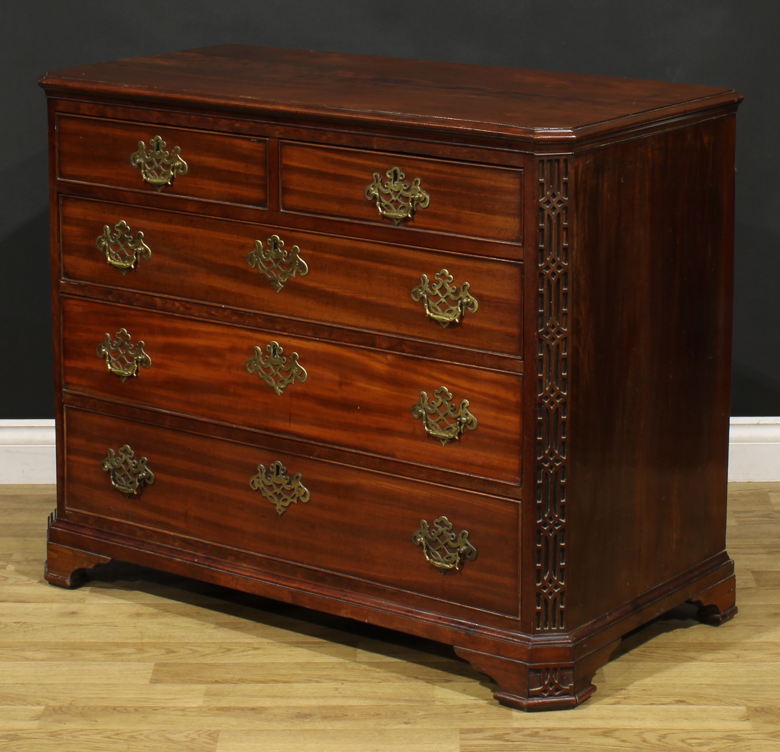 A 19th century Chippendale Revival chest, canted rectangular top above two short and three long - Bild 4 aus 5