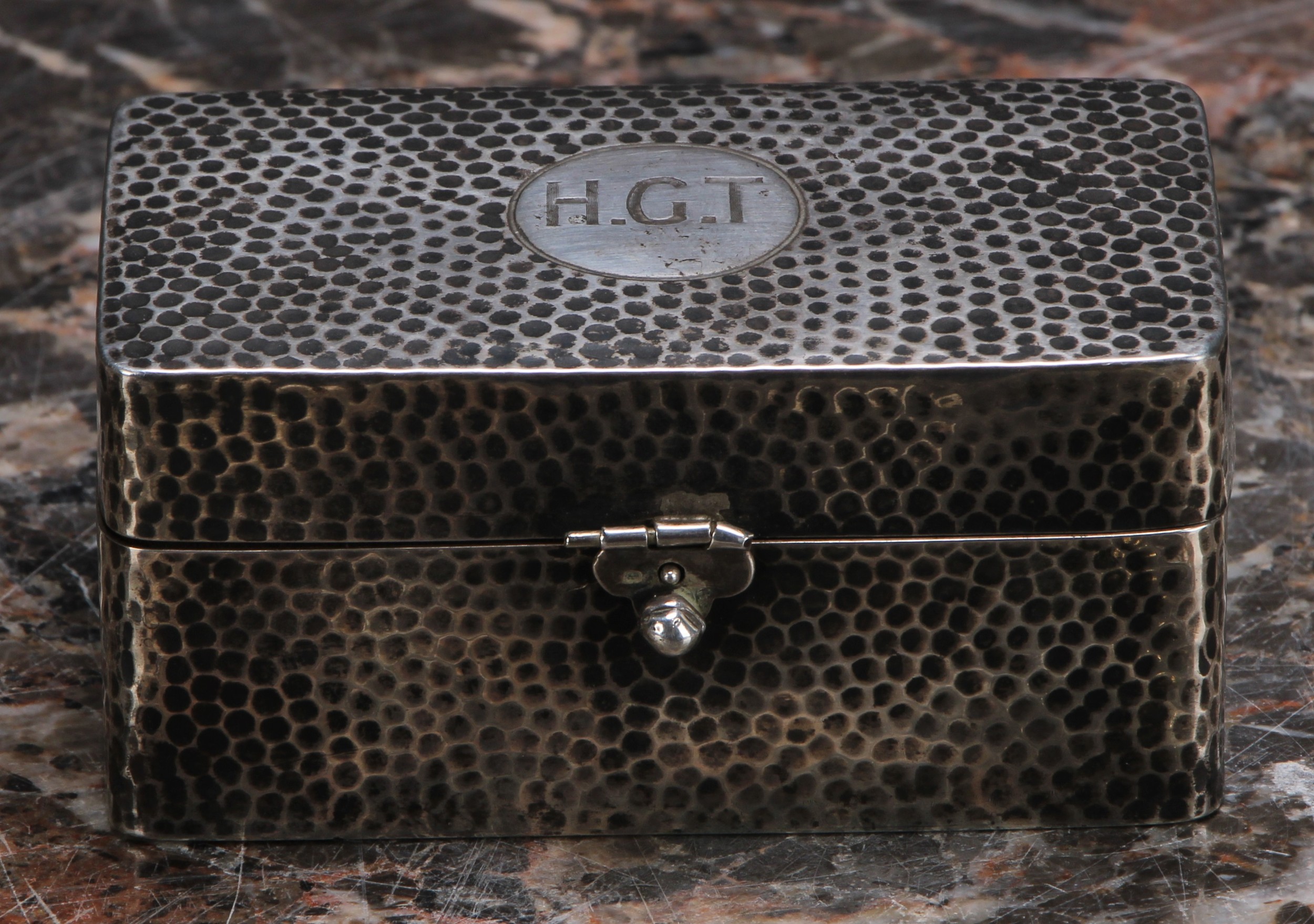 An Edwardian silver shaving box, planished overall, hinged cover enclosing a fitted interior with