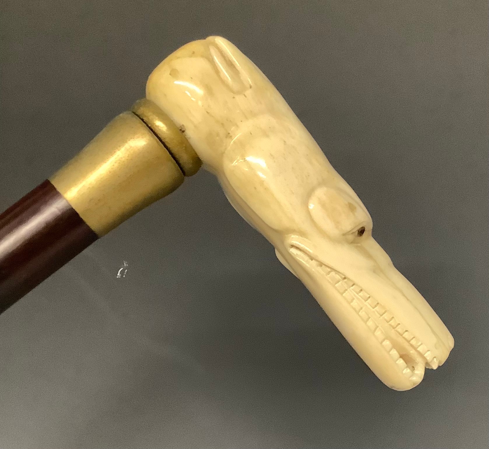 A contemporary carved bone handled walking stick, the handle as the head of a dog, 84cm long - Image 3 of 3