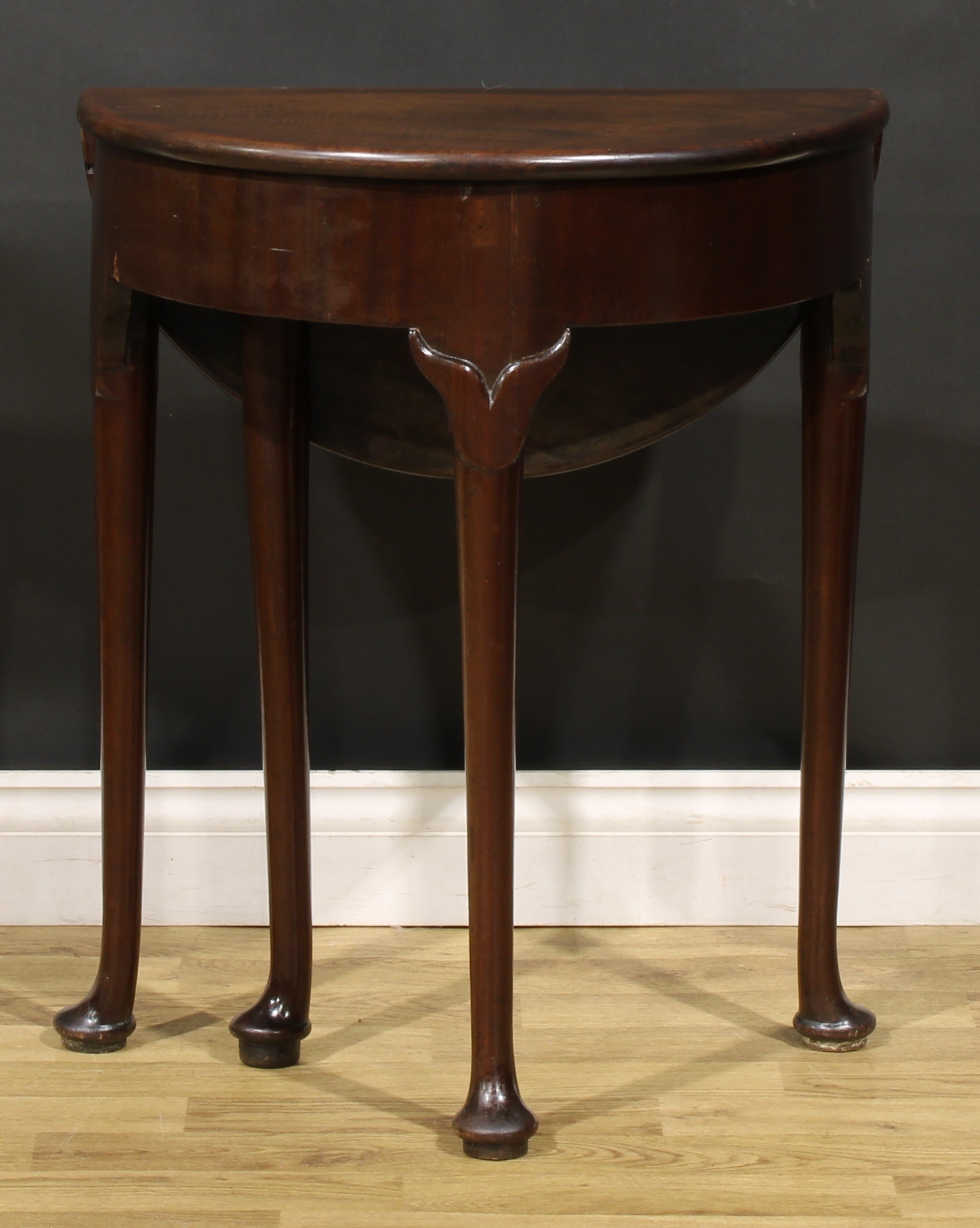 A 19th century mahogany gateleg lamp or occasional table, fall leaf, straightened cabriole legs, pad - Image 2 of 6