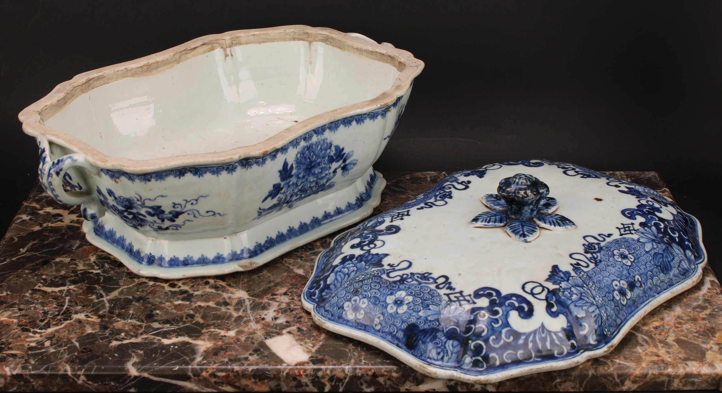 A Chinese Export porcelain canted shaped rectangular tureen and cover, painted in underglaze blue - Image 4 of 4