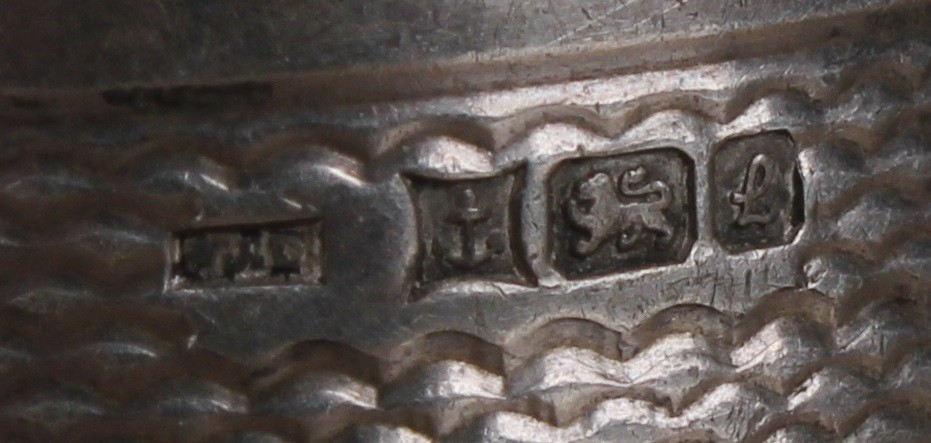 An Elizabeth II silver cylindrical coin or sovereign case, the engine turned tube with spring - Image 3 of 3