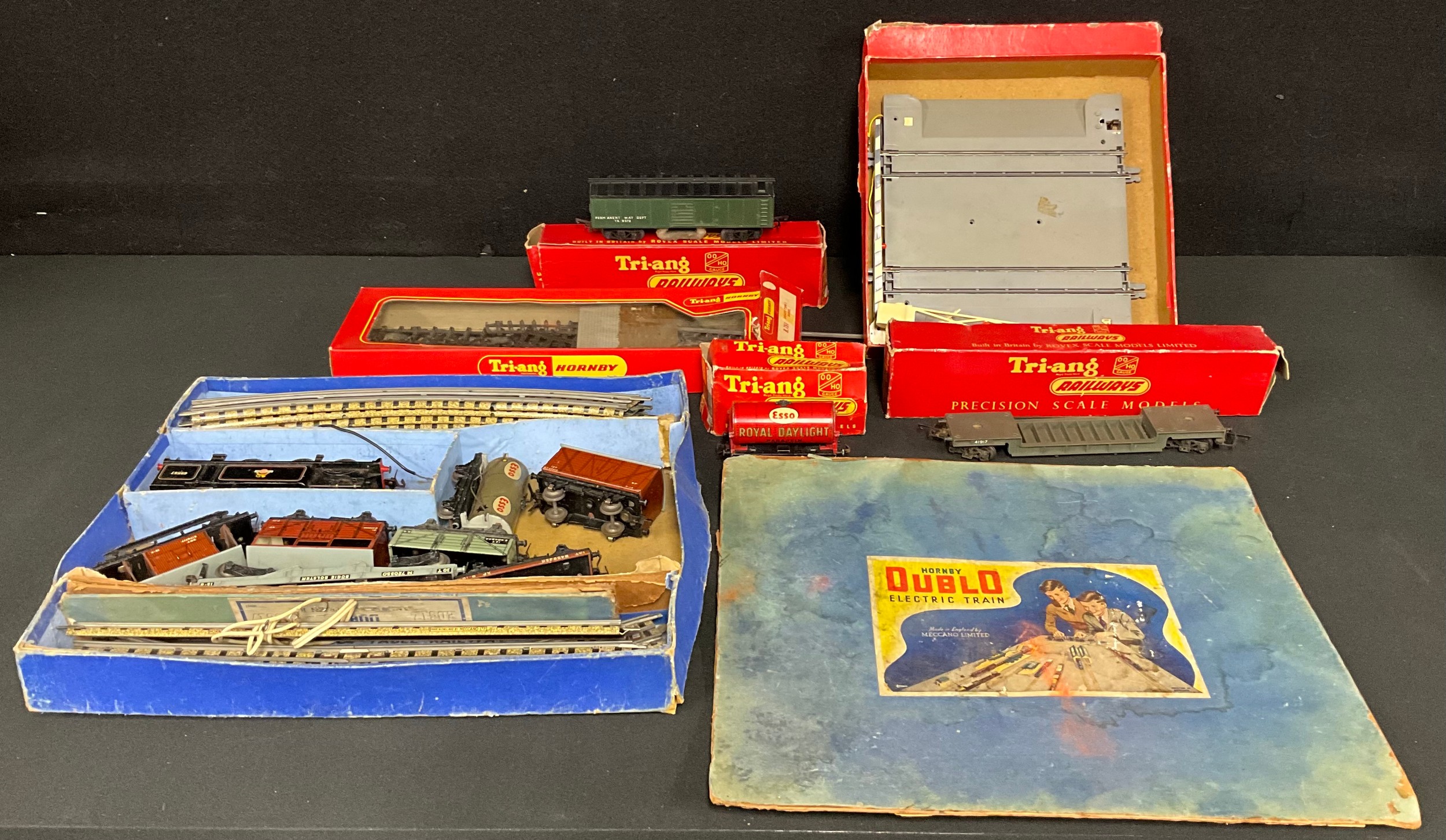 Toys & Juvenalia, Trains - Hornby Dublo OO Gauge train set, boxed; other Tri-ang Railways models