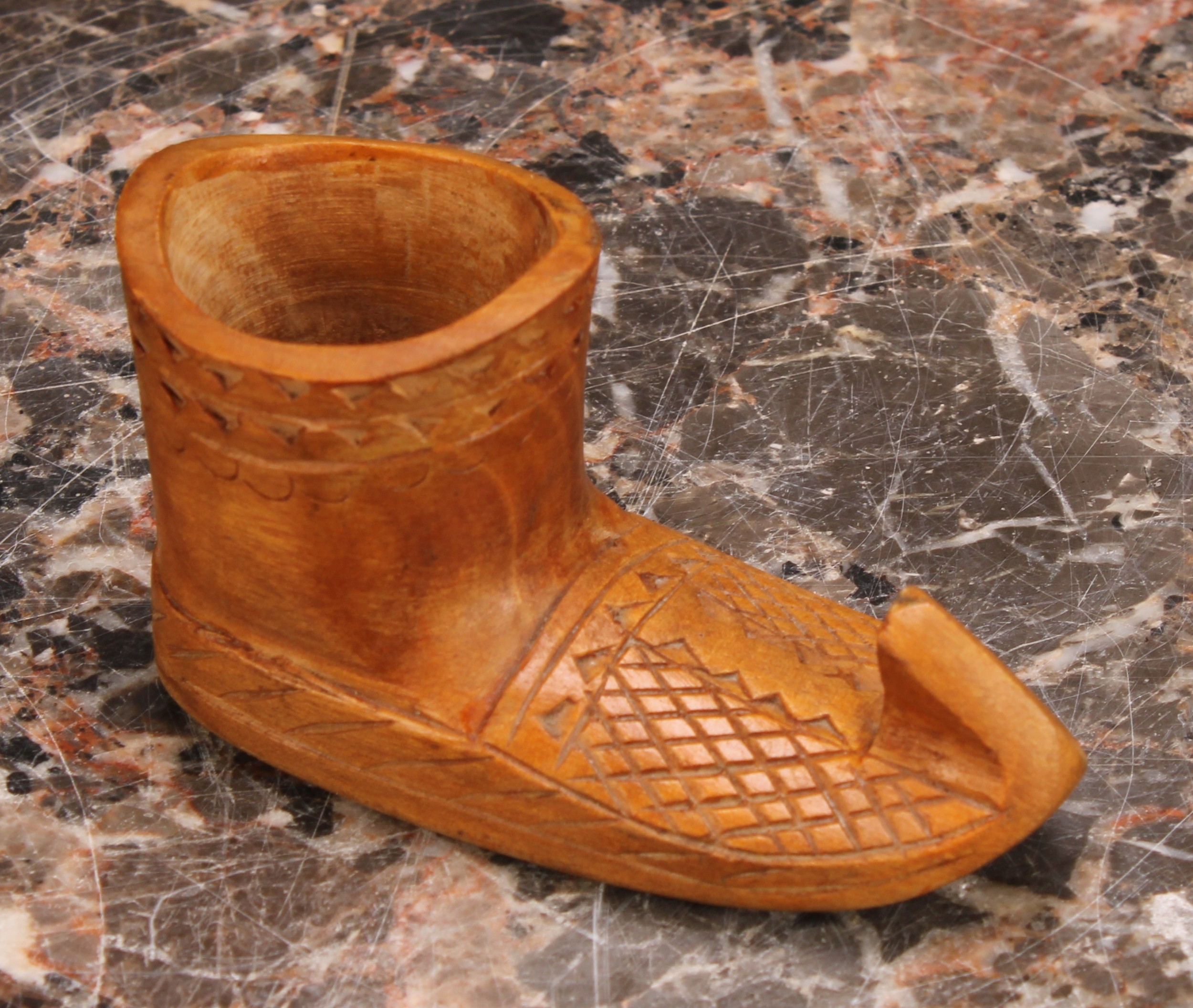 An early 20th century treen snuff box, carved as a shoe, 9cm wide; another similar; a Continental - Image 5 of 7
