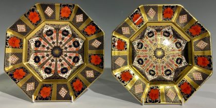 A pair of Royal Crown Derby 1128 Old Imari pattern octagonal plates, solid gold band, 22.5cm wide,