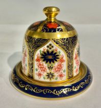 A Royal Crown Derby 1128 Old Imari pattern table vesta, the domed cover with knop finial, integral