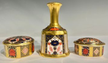 A Royal Crown Derby 1128 Old Imari pattern oval trinket box and cover, solid gold band, 7.5cm