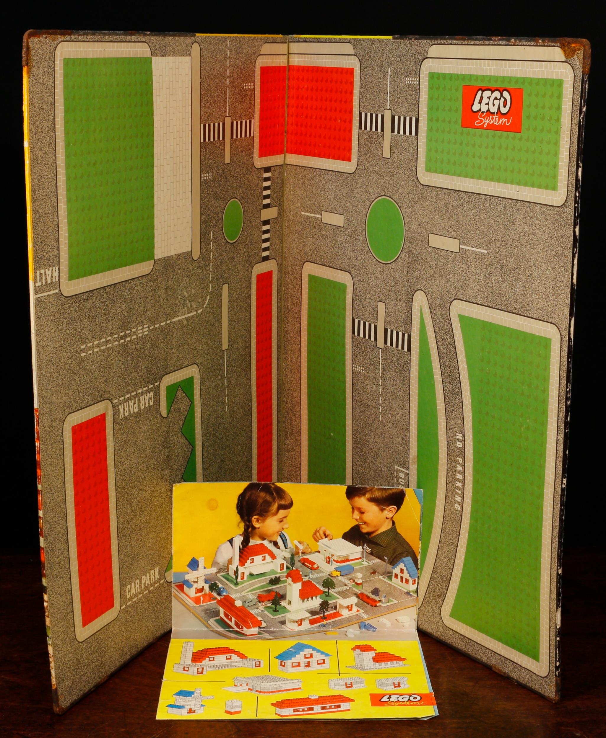A Lego 810 Town Plan construction set, comprising various size and different colour bricks and - Bild 3 aus 3