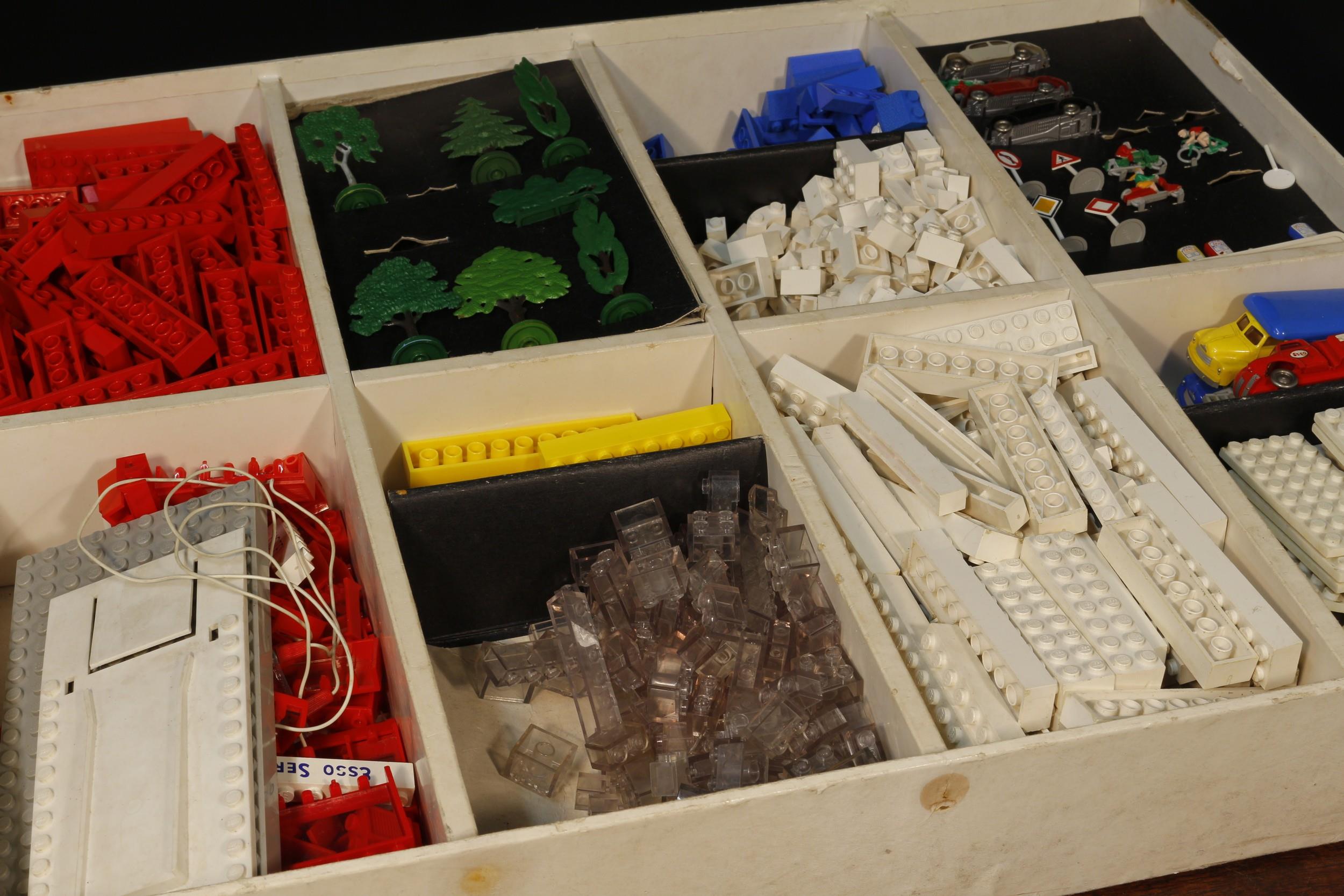 A Lego 810 Town Plan construction set, comprising various size and different colour bricks and - Bild 2 aus 3