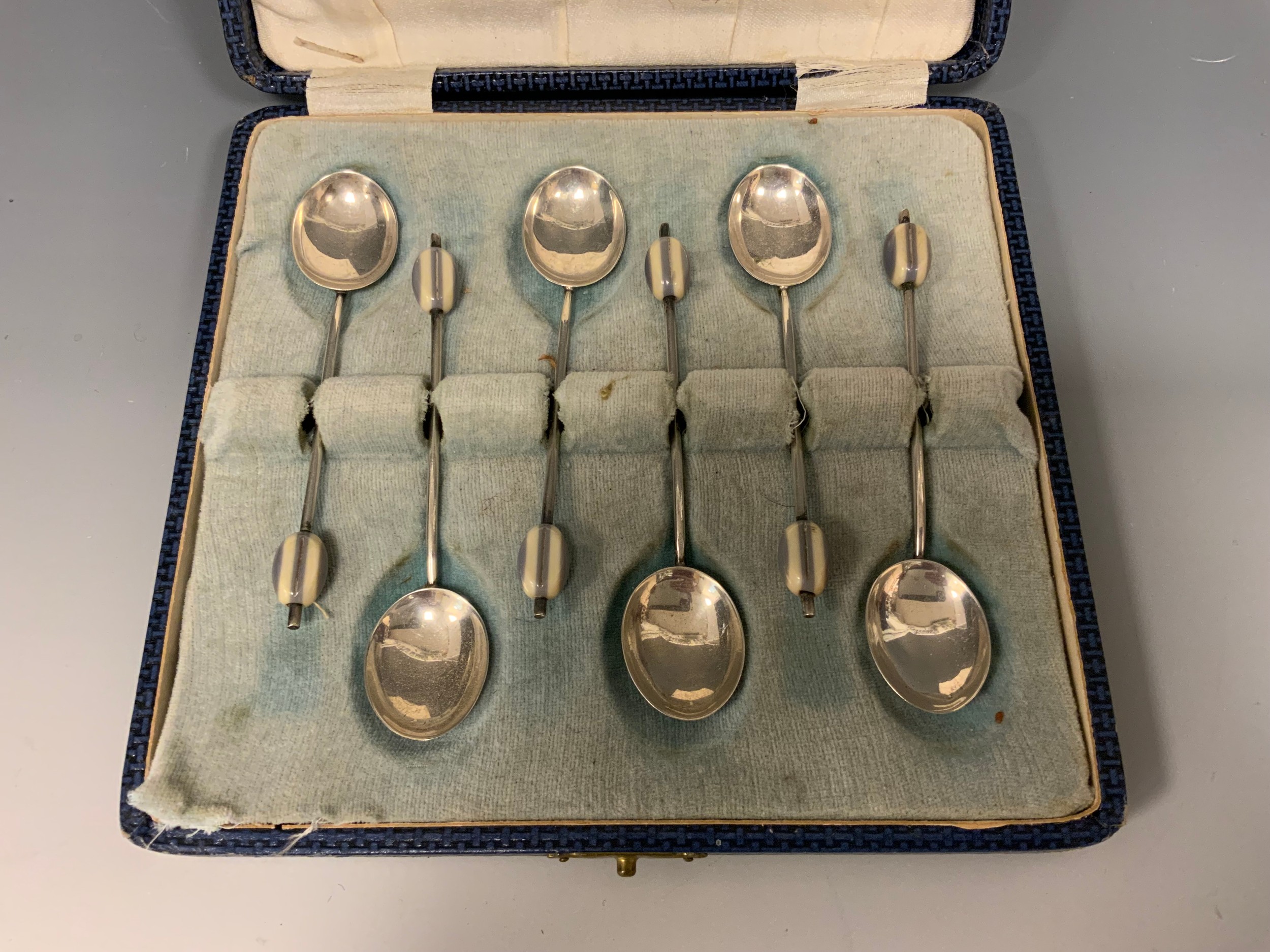 A set of six George V silver bean-end coffee spoons, Birmingham 1931, cased - Image 2 of 2