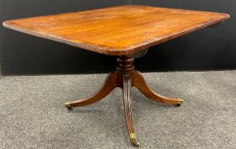A 19th century mahogany rounded rectangular breakfast table, 71cm high x 133.5cm x 97.5cm.