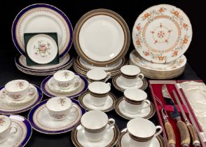 A set of eight Royal Worcester ‘Chamberlain’ pattern dinner plates designed for the Prince Regent;