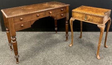 An Edwardian oak and walnut writing desk, of small proportions, 74cm high x 105.5cm x 44.5cm; a