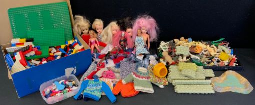 Toys - Dolls, Sindy etc inc 033055X, (x5) blond, pink and black hair examples, assorted clothing and
