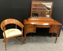 A Willis and Gambier ‘Antoinette’ model (or similar) dressing table, with conforming chair, (2).