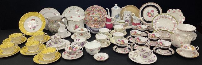 Tea ware including; five gilt, yellow and floral tea cups and saucers, conforming picnic plates,