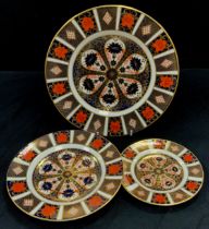 Three graduated Royal Crown Derby 1128 pattern plates, large one, 27cm dia, medium 22cm dia, other