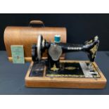 Singer hand crank sewing machine, Reg.no. EN560039,cased