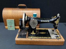 Singer hand crank sewing machine, Reg.no. EN560039,cased