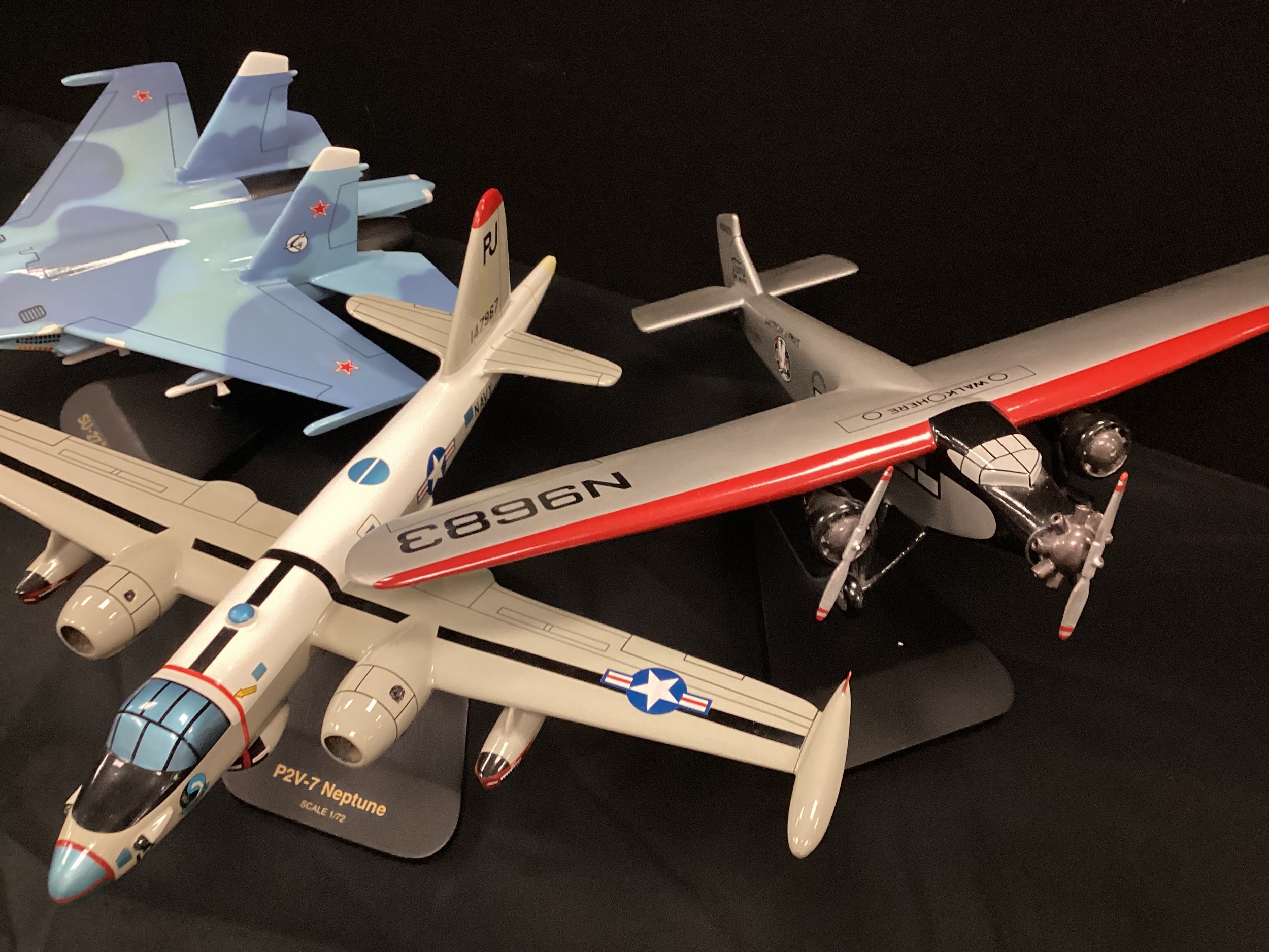 Model airplanes including; P2V-7 Neptune scale 1/72, SU-27 Flanker scale 1/48; other (3) - Bild 2 aus 3