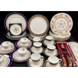 A set of eight Royal Worcester ‘Chamberlain’ pattern dinner plates designed for the Prince Regent;