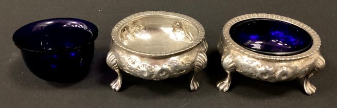 A pair of Victorian silver open salts, Henry Holland, London 1867, 121.1g, one with associated